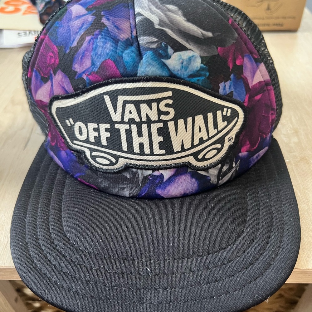 Vans “Off The Wall” Floral Trucker Snapback Hat. Great condition